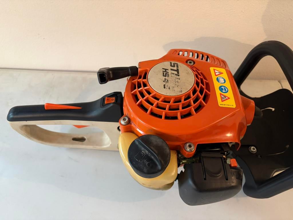 Taille-haie thermique STIHL HS 45 - État impeccable (Révisé), Jardin & Terrasse, Enlèvement, Comme neuf, Essence