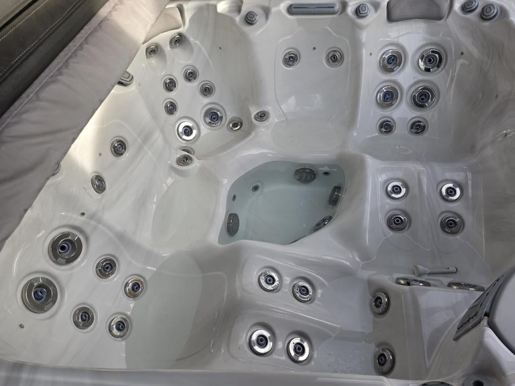 Wellis Palermo 2018 Standard Jacuzzi – 5 persoons, Jardin & Terrasse, Bains à remous et Spas, Enlèvement, Utilisé, Escalier, Fixé