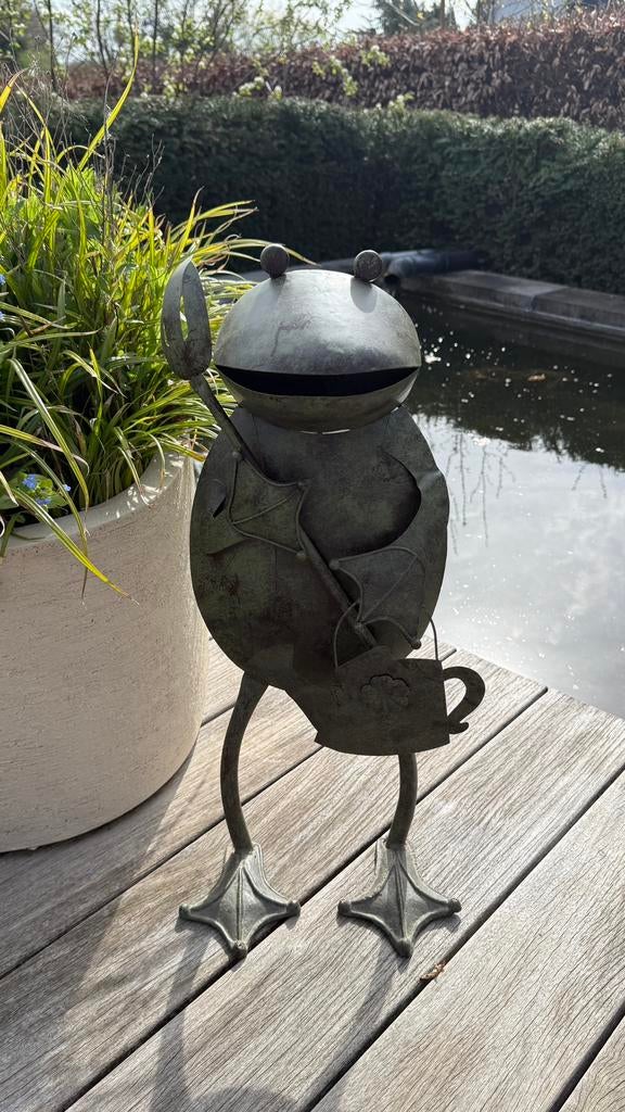 Tuinbeeld van een tuinierende kikker, Tuin en Terras, Tuinbeelden, Ophalen of Verzenden, Zo goed als nieuw, Metaal