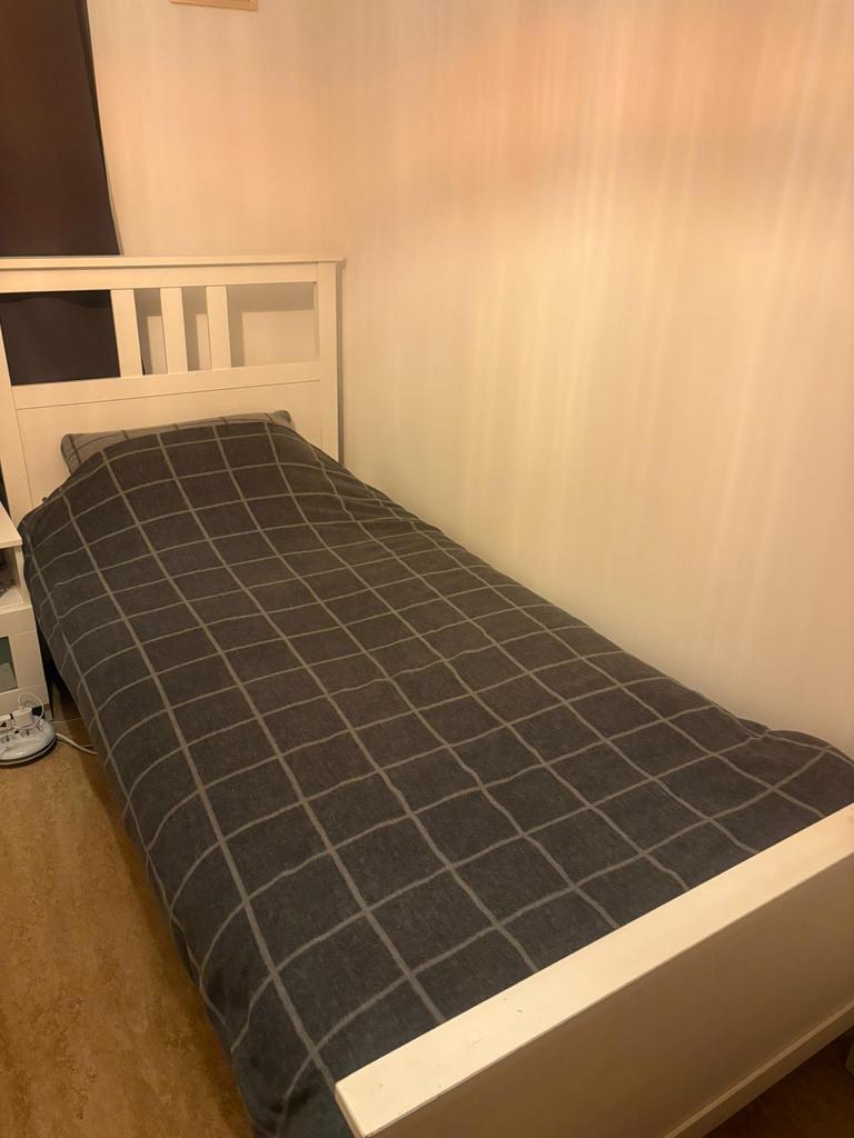 Witte 1persoonsbed met lattenbodem en mattas, Huis en Inrichting, Slaapkamer | Bedden, Ophalen, Zo goed als nieuw