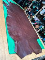Cognac Bordeaux halve huid 2 mm dikte iets stug en glad A115, Hobby en Vrije tijd, Ophalen of Verzenden, Zo goed als nieuw