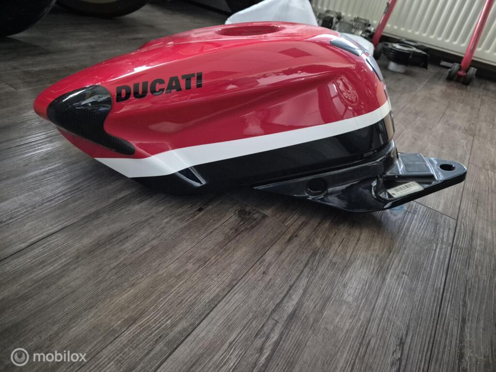Benzinetank origineel tank brandstoftank 848 evo 1098 1198, Enlèvement ou Envoi, Factorystore.service@ducati.com, Via Antonio Cavalieri Ducati, 74/5, 74/6, 40132 Bologna BO