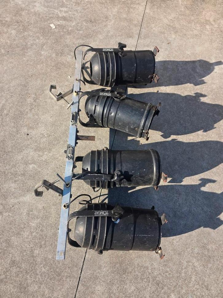 4 spots PAR avec barre — TOMCAT — Éclairage scène/DJ, Musique & Instruments, Lumières & Lasers, Utilisé, Lumières, Enlèvement