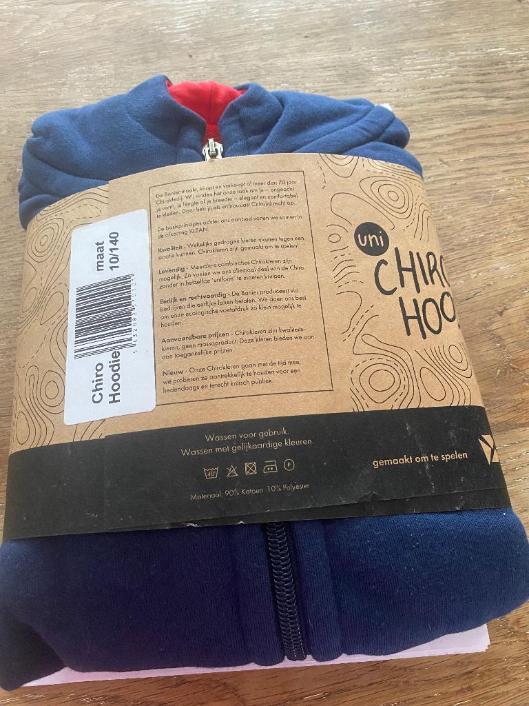 Gloednieuw Chiro vest + t-shirt (140) te koop!, Ophalen of Verzenden, Nieuw, Maat 140