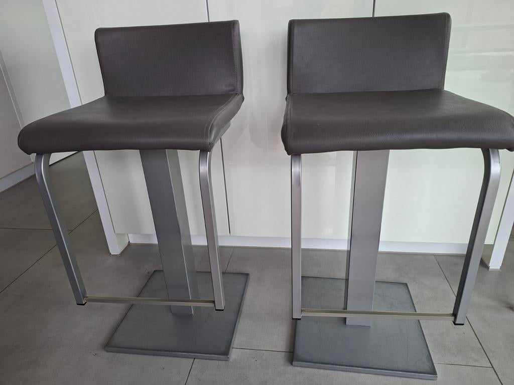 Set van 2 draaibare barkrukken. Lederen zit / metalen voet., Huis en Inrichting, Barkrukken, Gebruikt, 60 tot 90 cm, Leer, Metaal