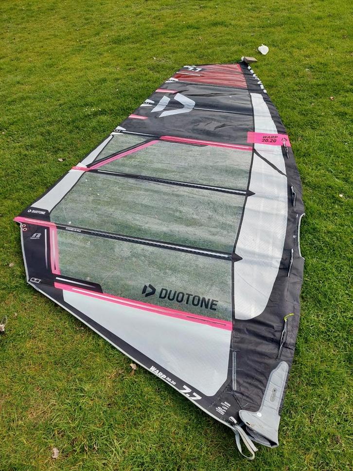 Duotone Warp 7.7m uit 2020 in heel goede staat, Watersport en Boten, Windsurfen, Gebruikt, Zeil, Minder dan 250 cm, Met draagtas
