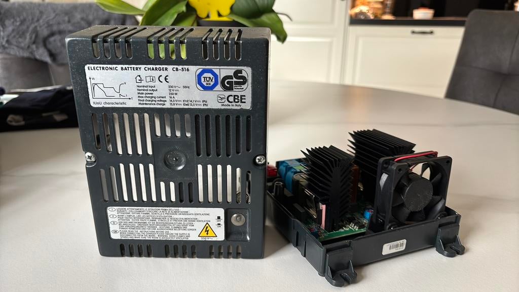 Batterij lader. CB-516, Ophalen, Zo goed als nieuw