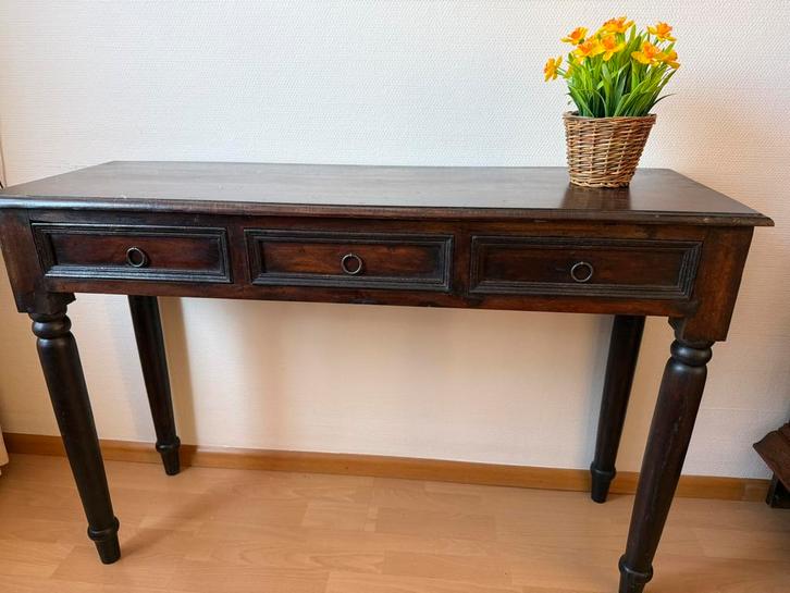 Massieve Side table, 3 lades, gedraaide pootjes, Mahoniehout, Huis en Inrichting, Tafels | Sidetables, Gebruikt, 25 tot 50 cm