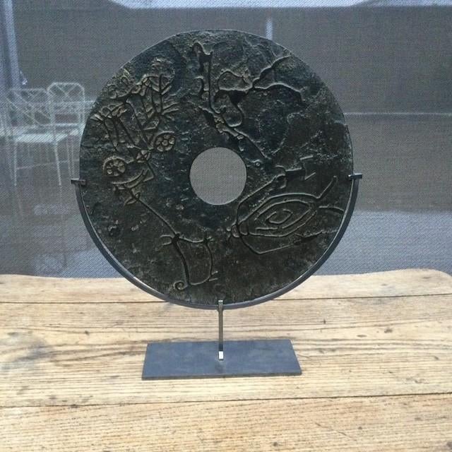 Aziatische stenen disk/schijf in houder, Antiek en Kunst, Kunst | Niet-Westerse kunst, Ophalen