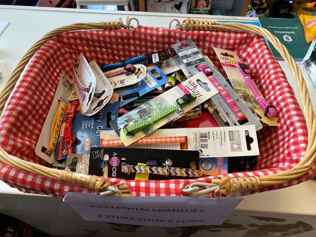 2 stuks kattenhalsbandjes voor slechts 5 euro., Dieren en Toebehoren, Kattenhalsbanden en Penningen, Ophalen, Nieuw