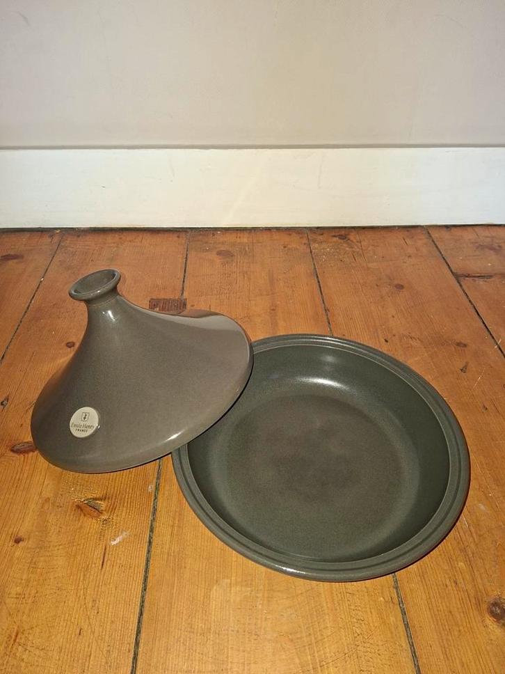 Tajine/tagine, diameter 32cm, hoogte 21 cm, merk Emile Henry, Huis en Inrichting, Keuken | Potten en Pannen, Zo goed als nieuw