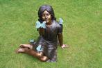 Bronzen beeld van een zittend meisje met vlinders, Tuin en Terras, Ophalen, Nieuw, Overige materialen, Overige typen