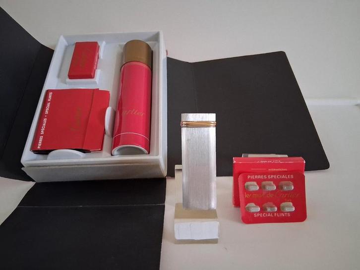 Dupont:Cartier Aansteker Zilver KLeur+Service Set, Verzamelen, Rookartikelen, Aanstekers en Luciferdoosjes, Gebruikt, Aansteker