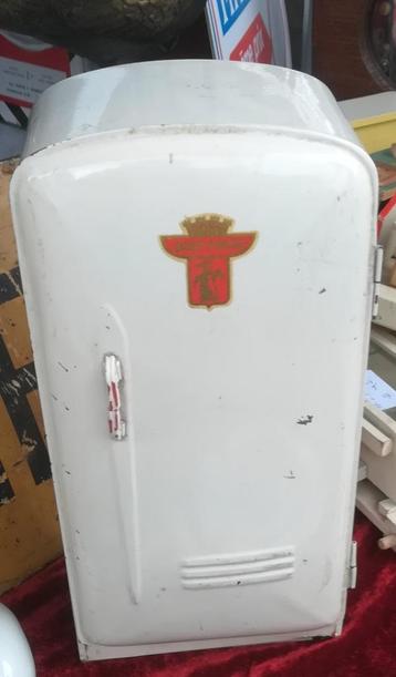 Een kleine koude babykoelkast uit de jaren 60 beschikbaar voor biedingen