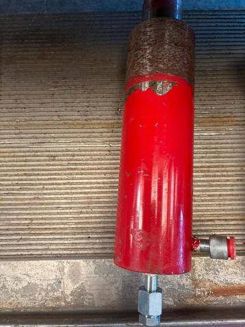 Hydraulische pers, cylinder. Hydrauliekcylinder 20 ton beschikbaar voor biedingen