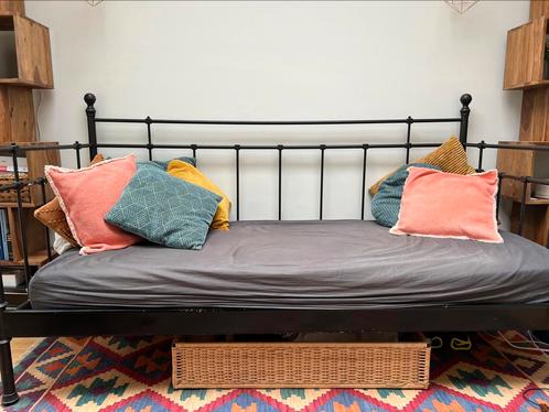 Bedbank zwart metaal + matras in nette staat!, Huis en Inrichting, Slaapkamer | Slaapbanken, Wit, Ophalen