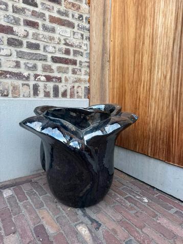 Speciale bloempot in vorm van roos beschikbaar voor biedingen