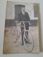 Postkaart - man met fiets,  1930, Ophalen of Verzenden, 1920 tot 1940, Ongelopen
