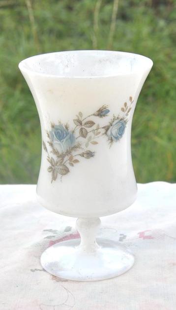 vase opaline sur pied decor rose bleu  beschikbaar voor biedingen