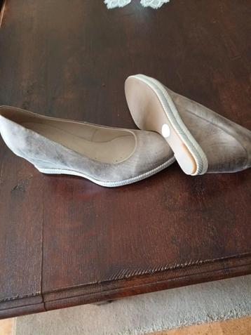 Une toute nouvelle paire de chaussures pour femmes « Via via