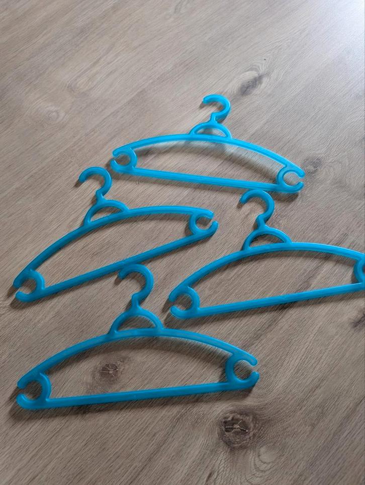 4 blauwe kleerhangers kapstokken, Kinderen en Baby's, Kinderspulletjes, Gebruikt, Ophalen of Verzenden
