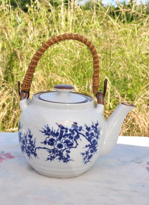 théière en faience poignée rotin decor japonisant, Huis en Inrichting, Keuken | Servies, Zo goed als nieuw, Kom(men), Keramiek