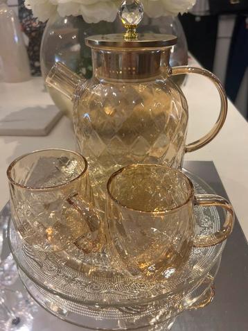 Elegant set voor geschikt voor hete en koude dranken. beschikbaar voor biedingen