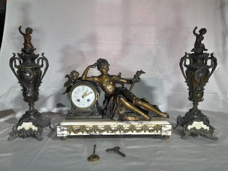 Superbe garniture de cheminée signée Geo Maxim, Antiek en Kunst, Antiek | Klokken, Ophalen