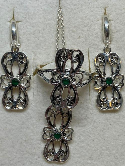 Zilveren set met smaragd (oorbellen hanger en ring), Handtassen en Accessoires, Kettinghangers, Nieuw, Zilver, Overige kleuren