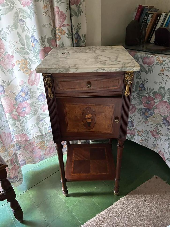 Antieke nachtkastjes met wit marmer blad, Huis en Inrichting, Slaapkamer | Nachtkastjes, Zo goed als nieuw, Ophalen