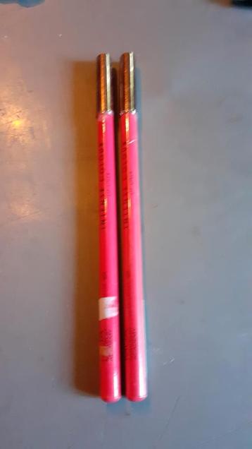 2 crayons tour de lèvres rose  beschikbaar voor biedingen