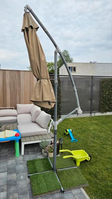 Zweef parasol met tegels beschikbaar voor biedingen