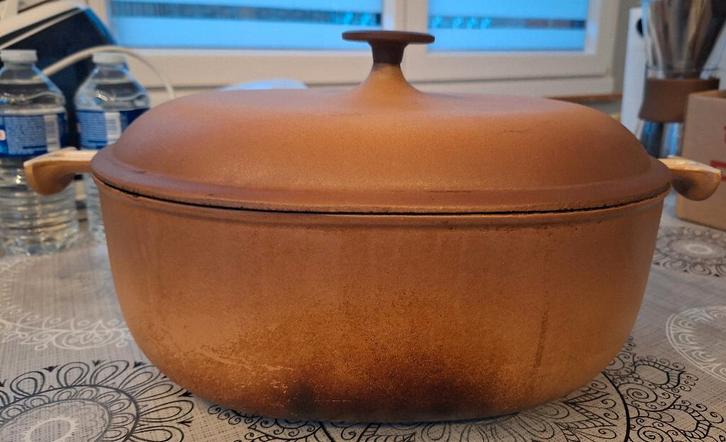 le creuset - grande cocotte en fonte marron 33 - enzo mari, Huis en Inrichting, Keuken | Potten en Pannen, Gebruikt, Kookpan of Snelkookpan
