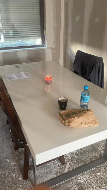 Mooie en stevige Eettafel  beschikbaar voor biedingen
