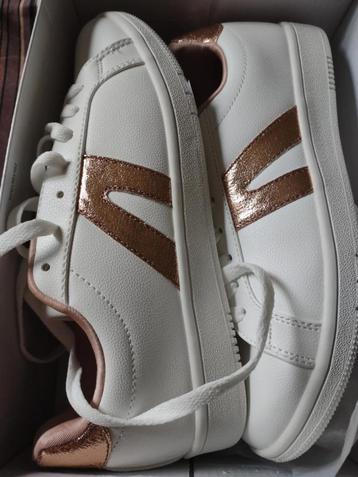 x Nieuwe sneakers ICONS met mooie afwerking - maat 39 beschikbaar voor biedingen