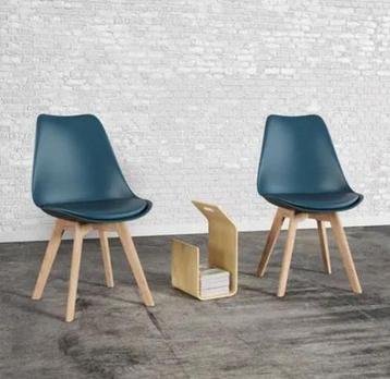 Prachtige blauwe Nora Scandinavische stoelen beschikbaar voor biedingen