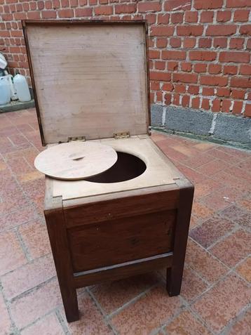 Vintage antieke toiletstoel beschikbaar voor biedingen