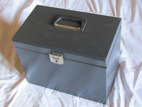 Metalen doos met handvat met sleutel, Huis en Inrichting, Woonaccessoires | Kisten, Gebruikt, Metaal, Ophalen of Verzenden