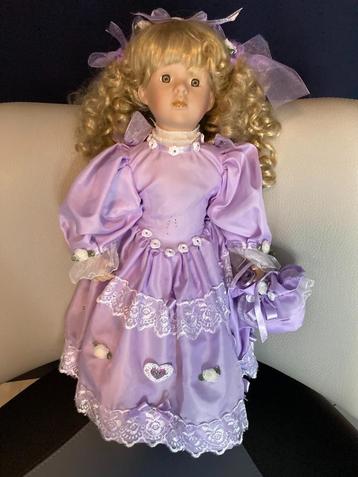 Porseleinen pop beschikbaar voor biedingen