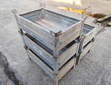 Stapelbakken I transportbakken  beschikbaar voor biedingen