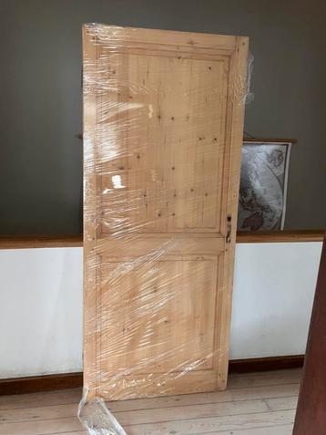 Mooie, gerestaureerde, houten binnendeur. beschikbaar voor biedingen