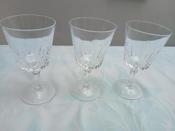 16 kleine kristallen glazen (Cristal d'Arques) beschikbaar voor biedingen