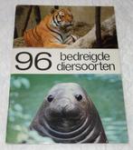 Prentenalbum 96 bedreigde diersoorten (De Beukelaer)., Ophalen of Verzenden, Gelezen, De Beukelaer, Prentenboek