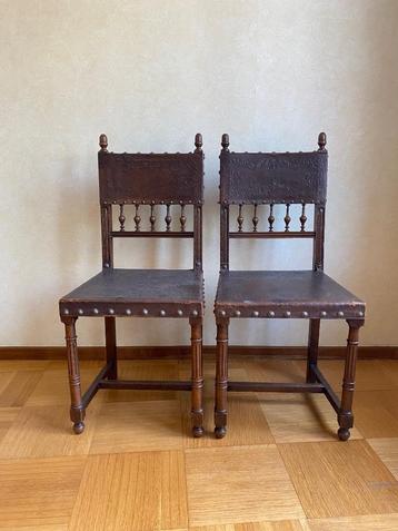 Vintage houten stoelen beschikbaar voor biedingen