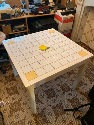 Vierkante tafel en stoelen van Belot beschikbaar voor biedingen