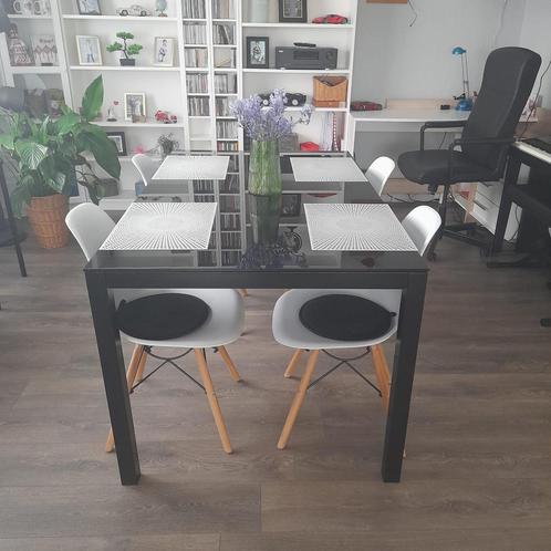 zwarte tafel met 4 witte stoelen, Huis en Inrichting, Tafels | Eettafels, Gebruikt, 50 tot 100 cm, 100 tot 150 cm, Rechthoekig
