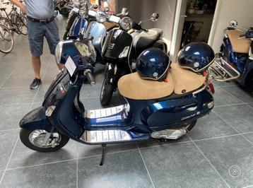 Vespa helmen blauw 2stuks beschikbaar voor biedingen