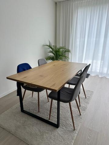 Moderne eettafel met eikhoutenlook beschikbaar voor biedingen