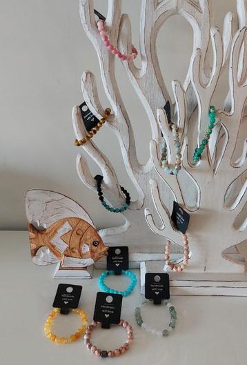 Lot van 100 stuks "nieuwe" sieraden. Armbanden, ringen,... beschikbaar voor biedingen