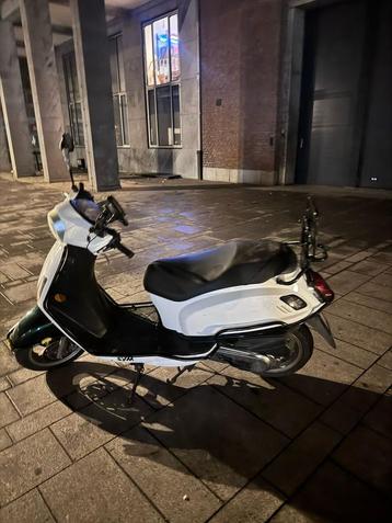 Scooter SYM A klass, Fietsen en Brommers, Snorfietsen en Snorscooters, Ophalen, SYM, Zo goed als nieuw, Benzine